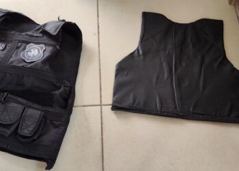 Coletes de segurança privada apreendidos durante a operação — Foto: Polícia Federal / Divulgação