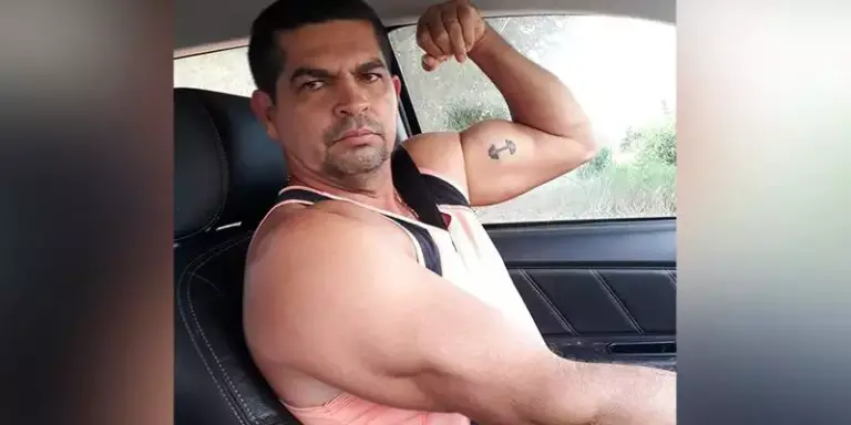 Wesley Gomes de Freitas, a vítima, dentro de um carro enquanto flexiona um dos braços. (Foto: Reprodução | Correio de Carajás)