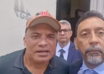 Wladimir Costa saindo do escritório de seu advogado, Humberto Bulhosa, na tarde desta terça-feira (14/05) (Foto: Reprodução | Redes Sociais)