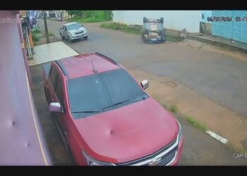 VÍDEO: Tampa de bueiro cede e carro capota em Altamira, no Pará