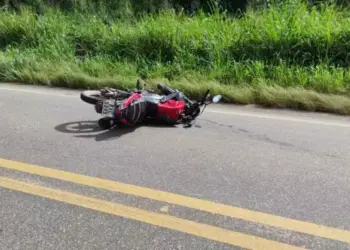 No local do acidente, um familiar da vítima informou que Marcelo estava visitando um conhecido às margens da pista quando decidiu voltar para casa. Ao tentar entrar na rodovia, ele teria olhado ​apenas para um lado e um veículo vindo da outra direção o atingiu. (Reprodução/ Correio de Carajás)