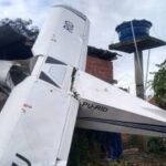 Avião de pequeno porte cai em imóvel em Barcarena, no Pará