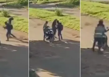 Quando a vítima se aproxima, um dos criminosos puxa uma arma de fogo e aponta para a mulher. Nesse momento ela entrega o veículo aos bandidos, que ainda tomam o celular dela, além de outros pertences, deixando-a a pé e apenas com o capacete em mãos. (Reprodução/ Redes sociais)