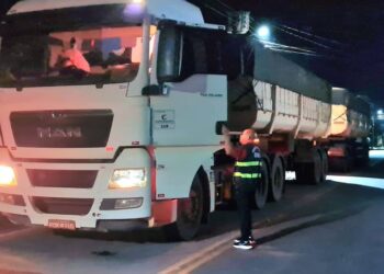 Sefa apreende dois veículos, 73 toneladas de milho e equipamentos de comunicação  