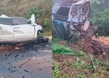 Imagem dos automóveis envolvidos na colisão, uma caminhonete e uma carreta. (Foto: Reprodução | O Impacto)