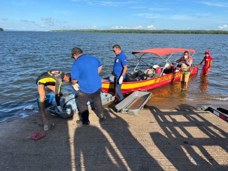 Os corpos das vítimas do naufrágio no rio Xingu chegam em Altamira após serem encontradas pelo Corpo de Bombeiros. (Divulgação / 9ªGBM)