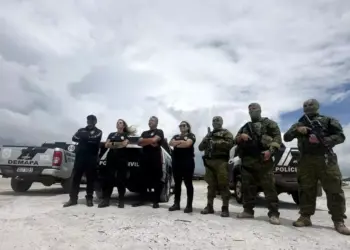 Imagem mostra policiais civis em uma praia paraense. (Foto: Divulgação | Agência Pará)