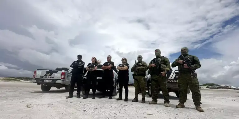 Imagem mostra policiais civis em uma praia paraense. (Foto: Divulgação | Agência Pará)