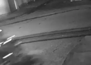 A imagem mostra os dois jovens distraídos momentos antes dos suspeitos se aproximarem na moto e realizaram os disparos (Foto: Redes Sociais / Correio de Carajás)