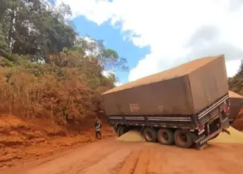 Medicilândia: Carreta carregada de grãos tomba e interdita a rodovia Transamazônica