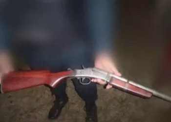 A imagem mostra a espingarda apreendida pelas autoridades que matou o menino de 10 anos. (Foto: Reprodução | Portal Pebão)