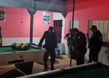 Segundo a polícia, no local do crime, foram encontrados estojos de cartuchos calibre 9mm. A Polícia Civil investiga o crime e realiza diligências na tentativa de localizar os autores da tentativa de homicídio. (Reprodução/ site/ Folha do Progresso)