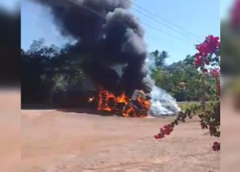 Carreta é consumida pelo fogo após acidente na Transamazônica, região de Rurópolis/PA