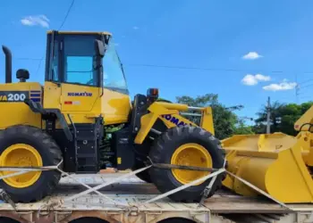 Imagem mostra os dois tratores apreendidos pela Secretaria da Fazenda do Pará (Sefa). (Foto: Divulgação | Agência Pará)
