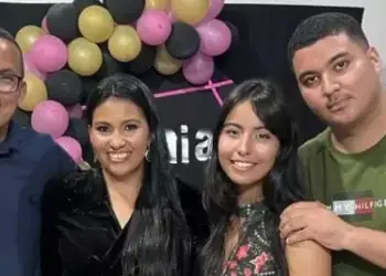 A imagem mostra Antônio Carvalho ao lado da esposa, Maria, e os filhos do casal, Isabela e Ricardo. Apenas Maria sobreviveu ao acidente. (Foto: Reprodução | Redes sociais)