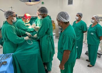 Em Santarém, equipe multiprofissional do Hospital Regional do Baixo Amazonas no procedimento de transplante renal