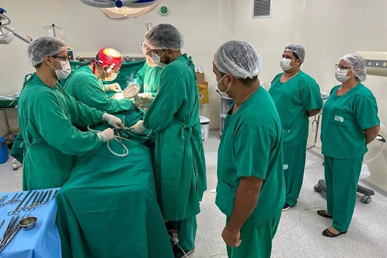 Em Santarém, equipe multiprofissional do Hospital Regional do Baixo Amazonas no procedimento de transplante renal