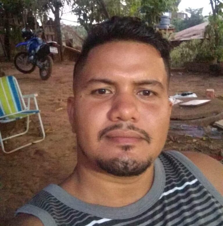 Joseph Gomes Pinheiro, de 30 anos, foi assassinada a golpes de faca dentro de sua própria casa.