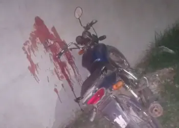 Moto da vítima após o homicídio. (Foto: Notícias Marajó)