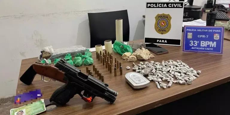 A imagem mostra todo o material apreendido após a ação conjunta entre a PM e a PC, que inclui armas, munições, drogas e um celular. (Foto: Reprodução | Redes sociais)