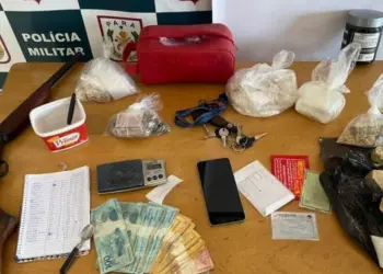 Na operação, foram apreendidos 1,062 kg de drogas, uma quantia significativa de dinheiro e quatro veículos.