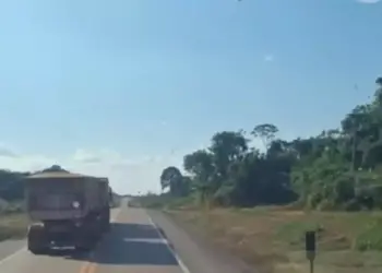 Caminhão momentos antes de atingir a moto e causar duas mortes, em Trairão (Foto: reprodução/redes sociais)