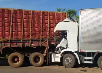 Carro de passeio é prensado entre carreta e caminhão em Ipixuna do Pará