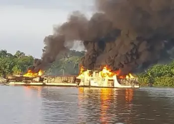 As primeiras informações apuradas pela polícia apontam que o incêndio começou por volta das 5h30. A balsa transportava combustíveis e veículos. (Reprodução/ redes sociais)
