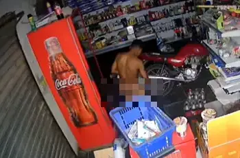 Suspeito aparece pelado dentro do estabelecimento comercial (Imagem: Redes Sociais)