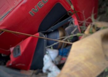 Motorista morre após carreta tombar na BR-230 em Vitória do Xingu, Pará