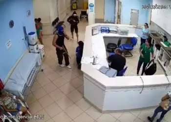 Durante o assalto, os bandidos levaram diversos pertences dos trabalhadores, como bolsas e mochilas. (Reprodução/ redes sociais)