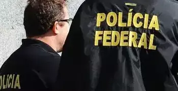 A imagem ilustrativa mostra dois policiais federais de costas. (Foto: Divulgação | PF)