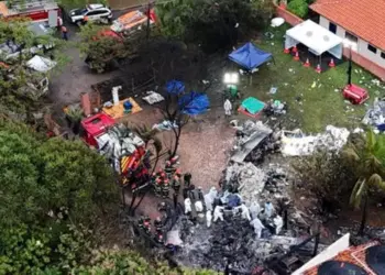Passageiros foram encontrados com cabeça entre as pernas (Foto: Carla Carniel / Reuters)