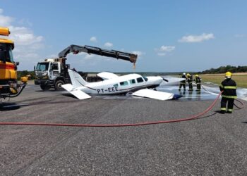 Foi necessário uso de guincho para retirada de avião de pequeno porte da pista do aeroporto de Santarém — Foto: Reprodução / Redes sociais