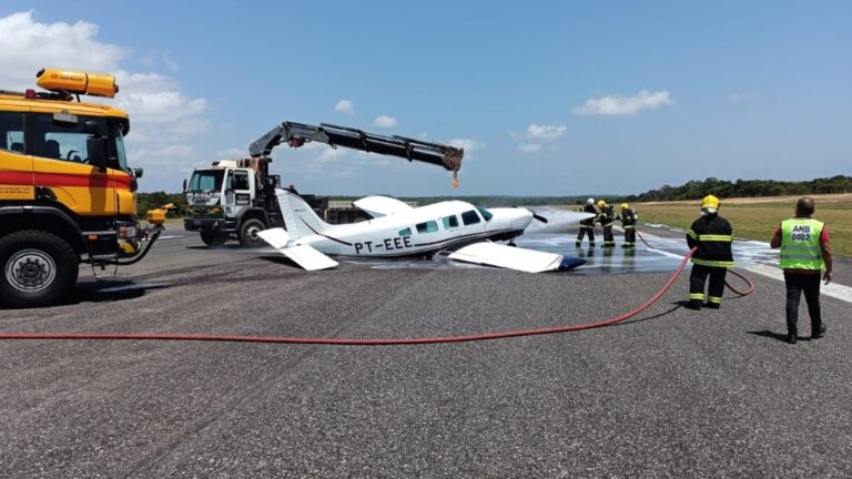 Foi necessário uso de guincho para retirada de avião de pequeno porte da pista do aeroporto de Santarém — Foto: Reprodução / Redes sociais