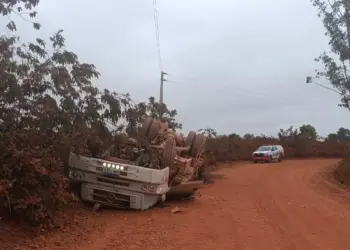 A imagem mostra o local do acidente, o caminhão que Romielison de Sousa Maia dirigia e uma viatura do 51º Batalhão de Polícia Militar (51º BPM) mais atrás. (Foto: Reprodução | Redes sociais)
