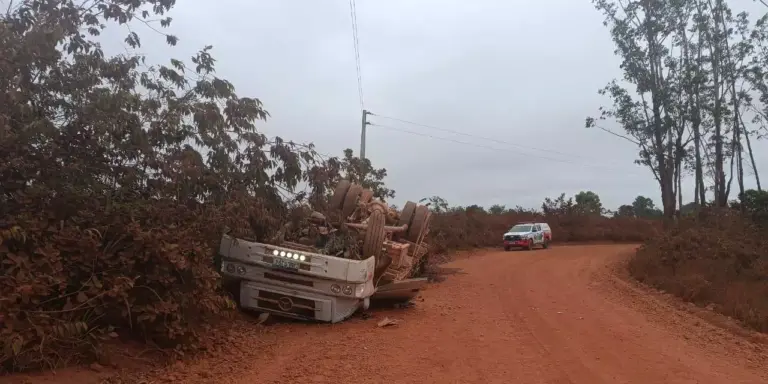 A imagem mostra o local do acidente, o caminhão que Romielison de Sousa Maia dirigia e uma viatura do 51º Batalhão de Polícia Militar (51º BPM) mais atrás. (Foto: Reprodução | Redes sociais)