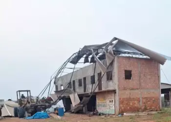 A imagem mostra um imóvel completamente destelhado por conta do intenso temporal e a chuva de granizo. (Foto: Divulgação | Defesa Civil de Anapu)