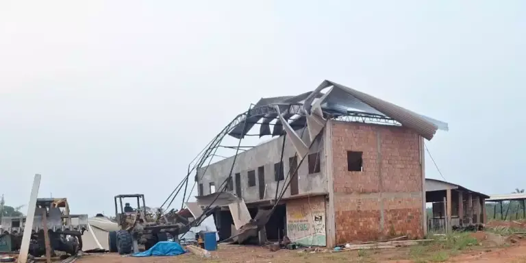 A imagem mostra um imóvel completamente destelhado por conta do intenso temporal e a chuva de granizo. (Foto: Divulgação | Defesa Civil de Anapu)