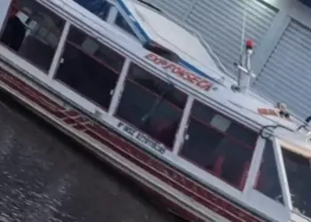 A imagem mostra a embarcação "Expresso Fonseca", que está quase 24 horas desaparecida e é procurado pelas autoridades policiais. (Foto: Reprodução | Redes sociais)