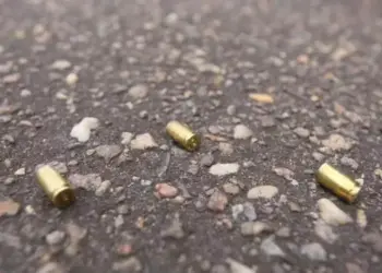 Imagem ilustrativa de cápsulas deflagradas no chão de uma rua. (Thiago Gomes / O Liberal / Imagem ilustrativa)