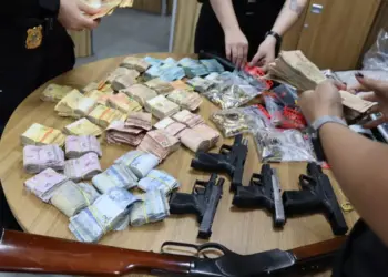 Durante a operação, foram apreendidos um carro, armas, ouro, dinheiro e celulares. (Divulgação/ PF)