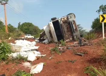 Uruará: Caminhão carregado de gelo tomba na PA-370