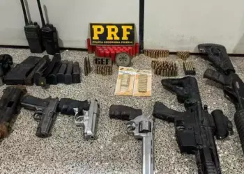 As equipes federais apreenderam seis armas. (PRF)