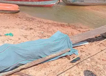 Segundo informações da polícia, a vítima realizava um serviço em uma embarcação quando teria pisado em uma fiação elétrica desencapada. (Reprodução)