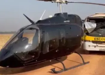 Helicóptero e ônibus após a colisão (Foto: Redes Sociais)