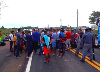 Vitória do Xingu: Indígenas bloqueiam BR-230 em protesto por condicionantes de Belo Monte
