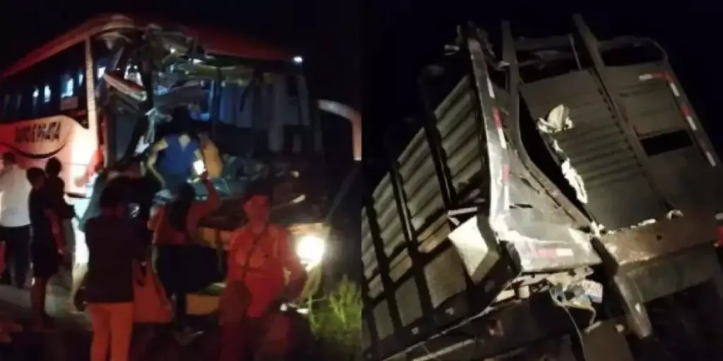 A imagem mostra passageiros do ônibus saindo do coletivo (à direita), que está com a parte frontal do automóvel bastante danificada. A outra foto (à esquerda) mostra a traseira do caminhão, região onde o ônibus atingiu. (Foto: Reprodução)