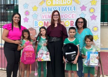 Promotoria de Justiça de Altamira realiza entrega de kits escolares e cartilhas antirracistas para crianças de escolas públicas