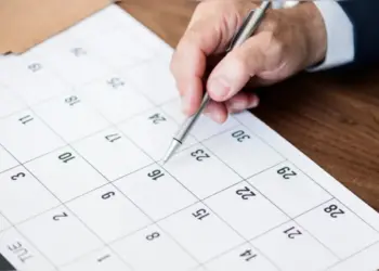 Trabalhadores que não atuam em serviços essenciais têm folga garantida de acordo com a CLT | (Rawpixel.com/Freepik)